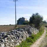 Strada Torre di Mizzo diventa sempre pi� stretta mentre in lontananza scorgiamo un'altra antica dimora 